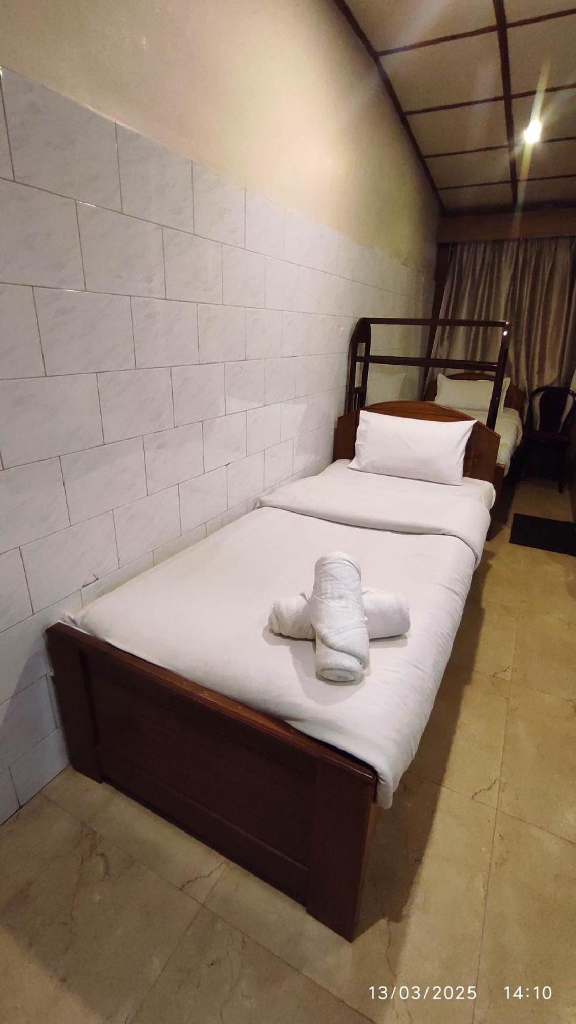 Baba Tourist Lodge Шиллонг Экстерьер фото
