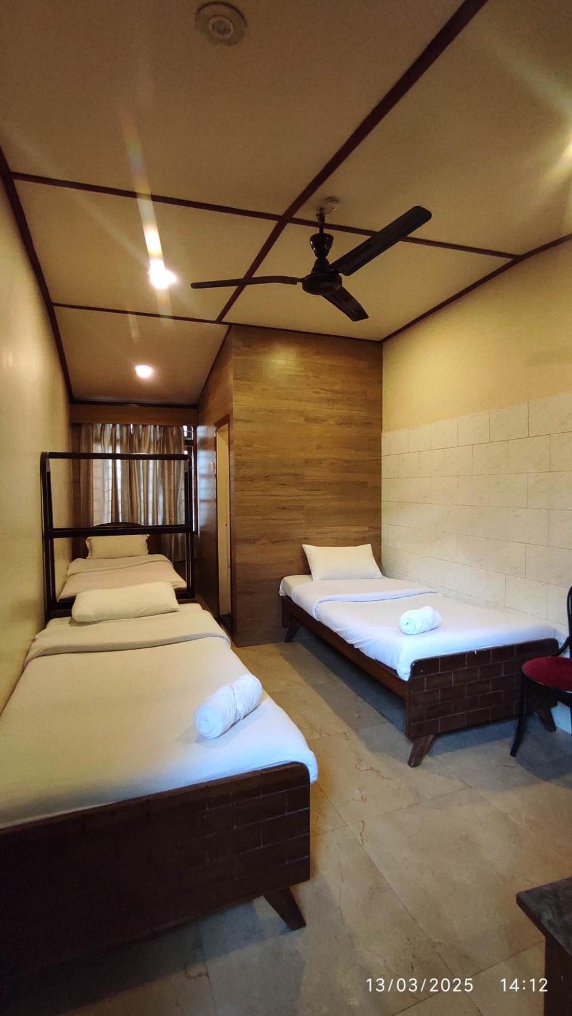 Baba Tourist Lodge Шиллонг Экстерьер фото