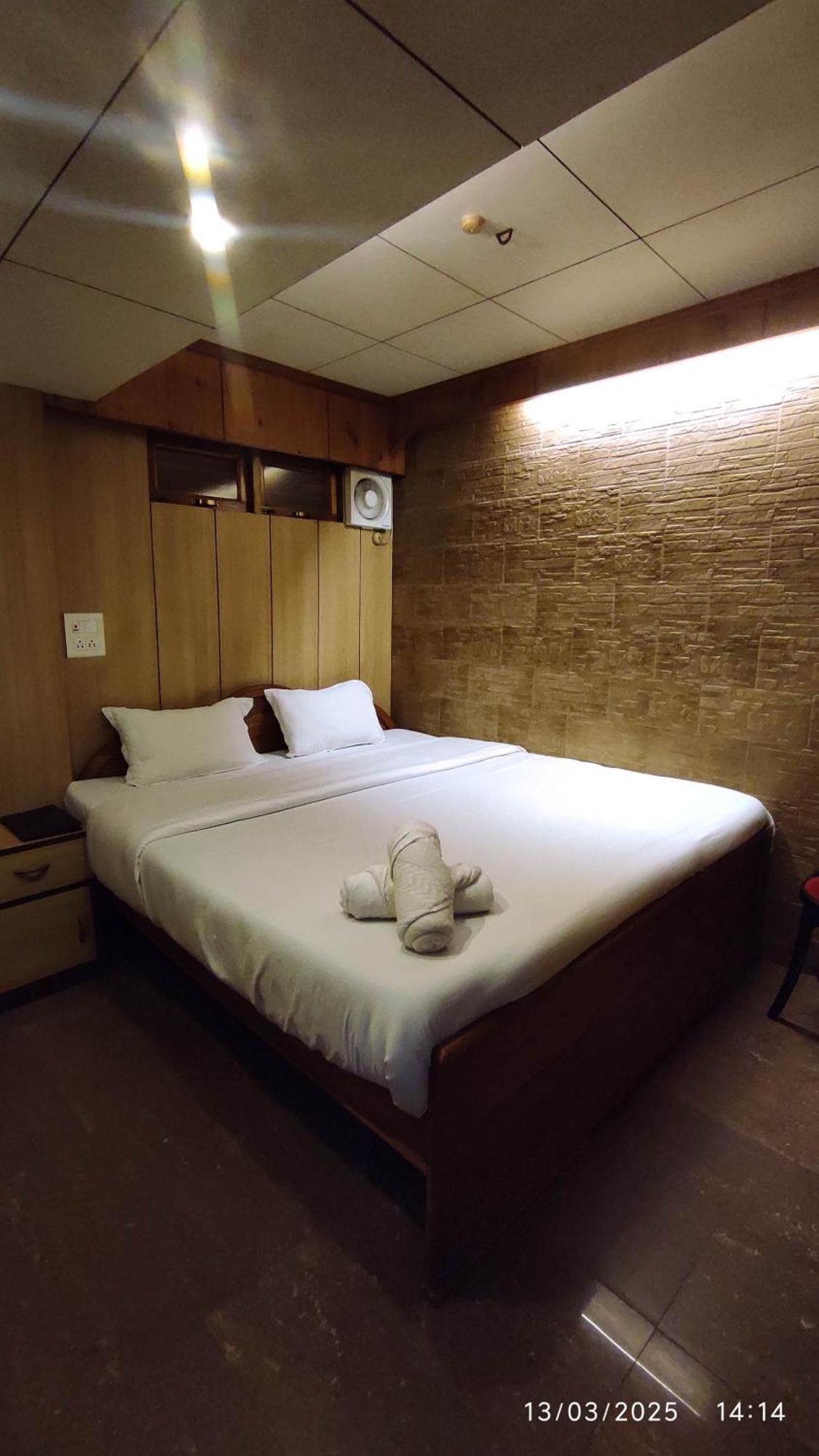 Baba Tourist Lodge Шиллонг Экстерьер фото