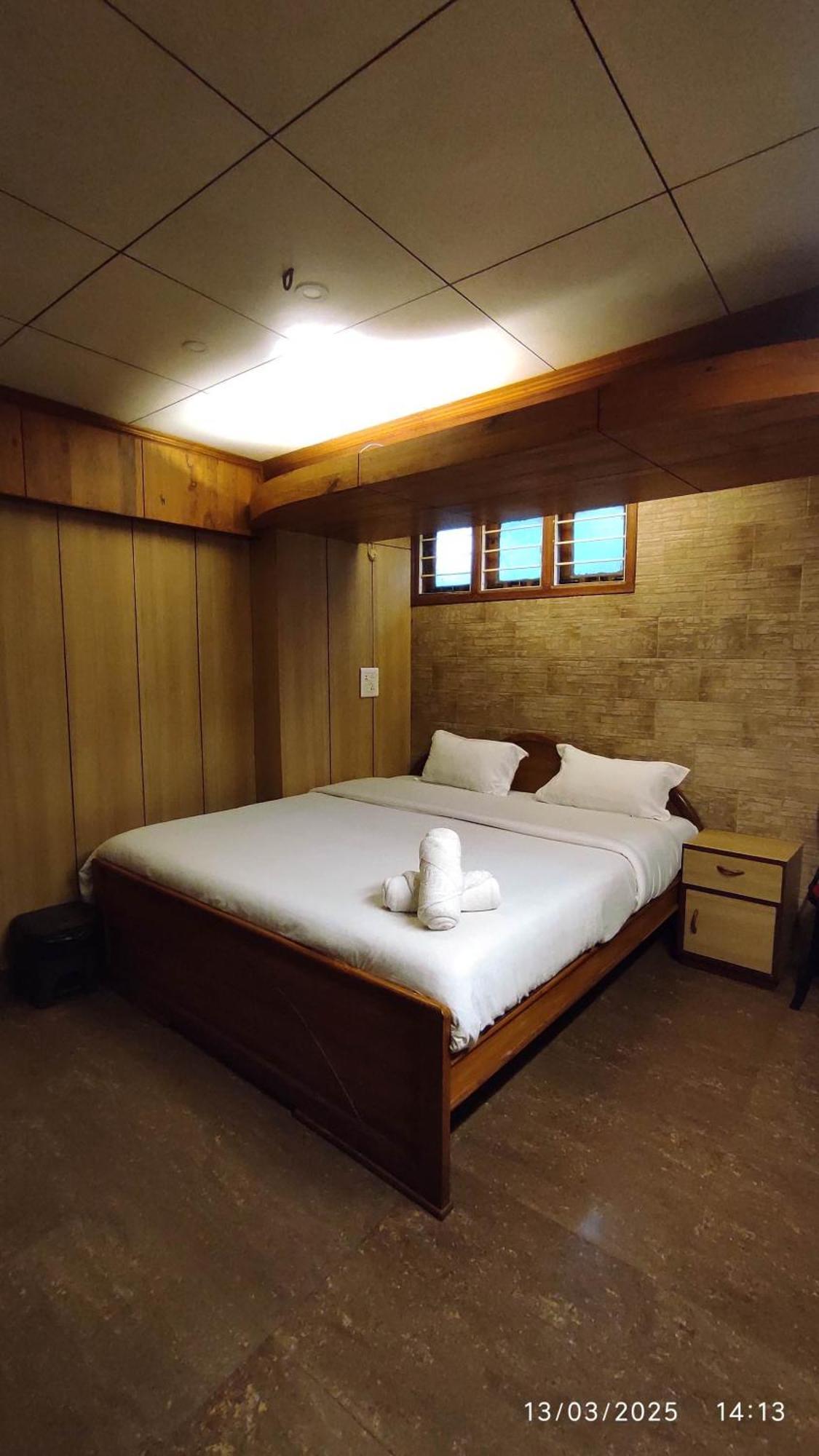 Baba Tourist Lodge Шиллонг Экстерьер фото