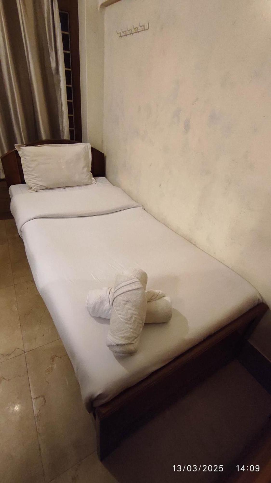 Baba Tourist Lodge Шиллонг Экстерьер фото