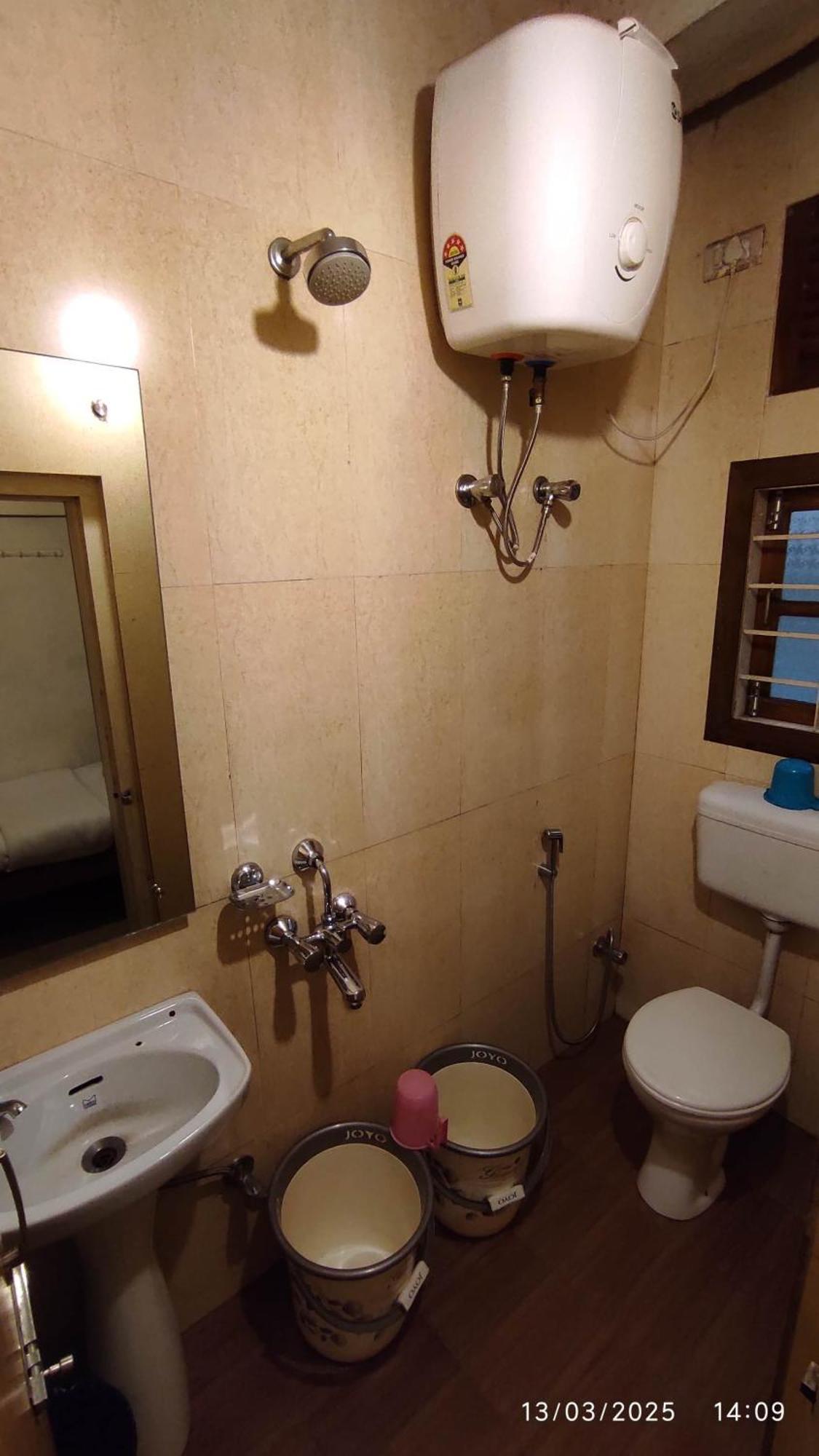 Baba Tourist Lodge Шиллонг Экстерьер фото