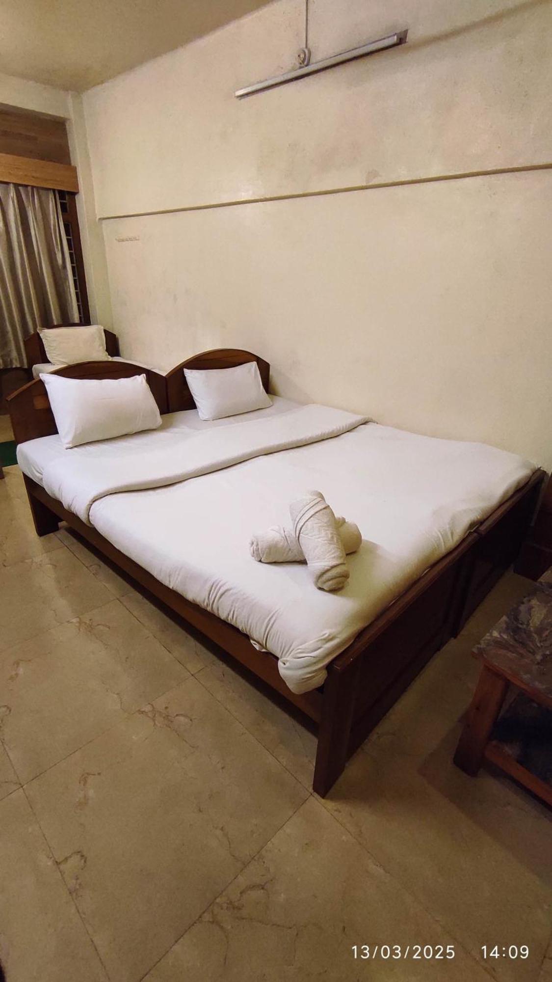 Baba Tourist Lodge Шиллонг Экстерьер фото