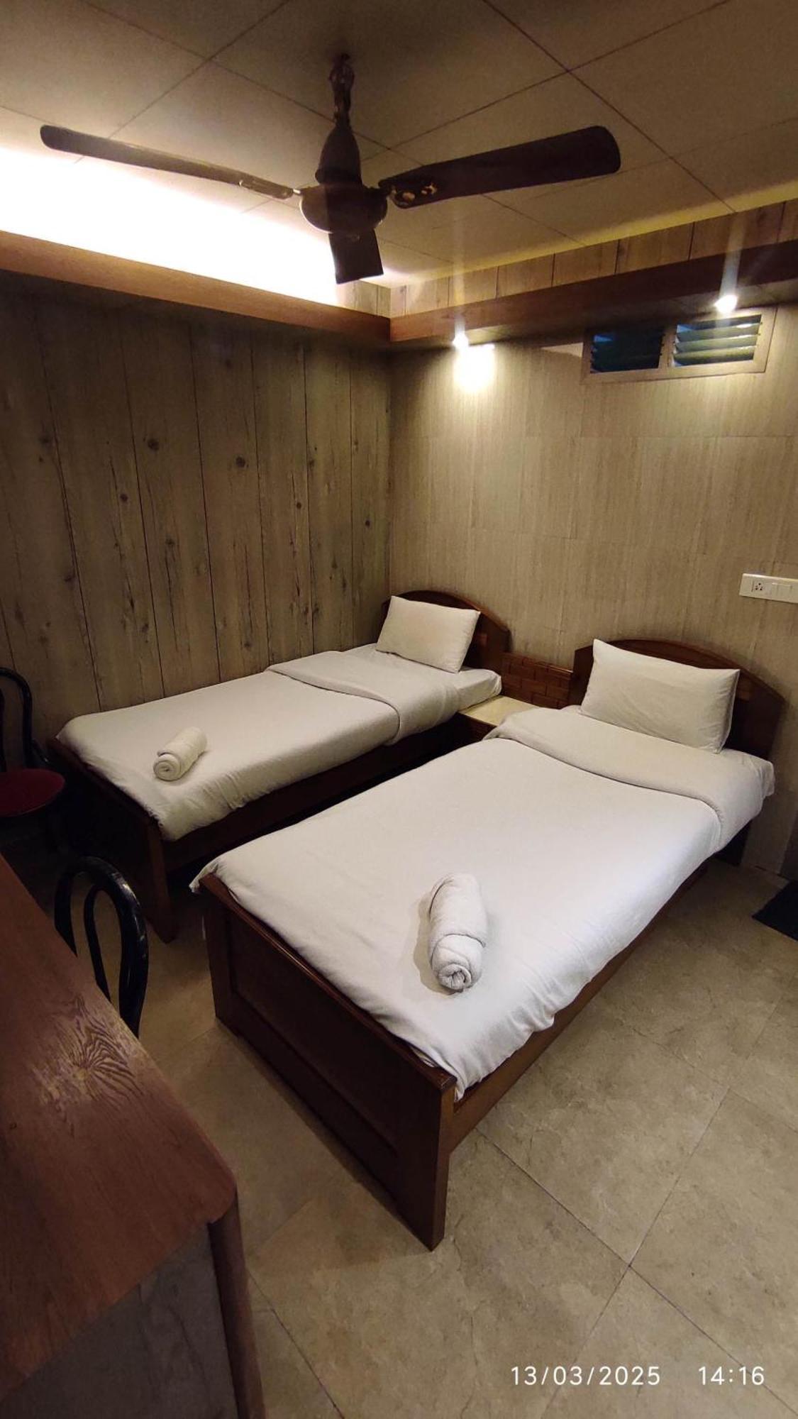 Baba Tourist Lodge Шиллонг Экстерьер фото