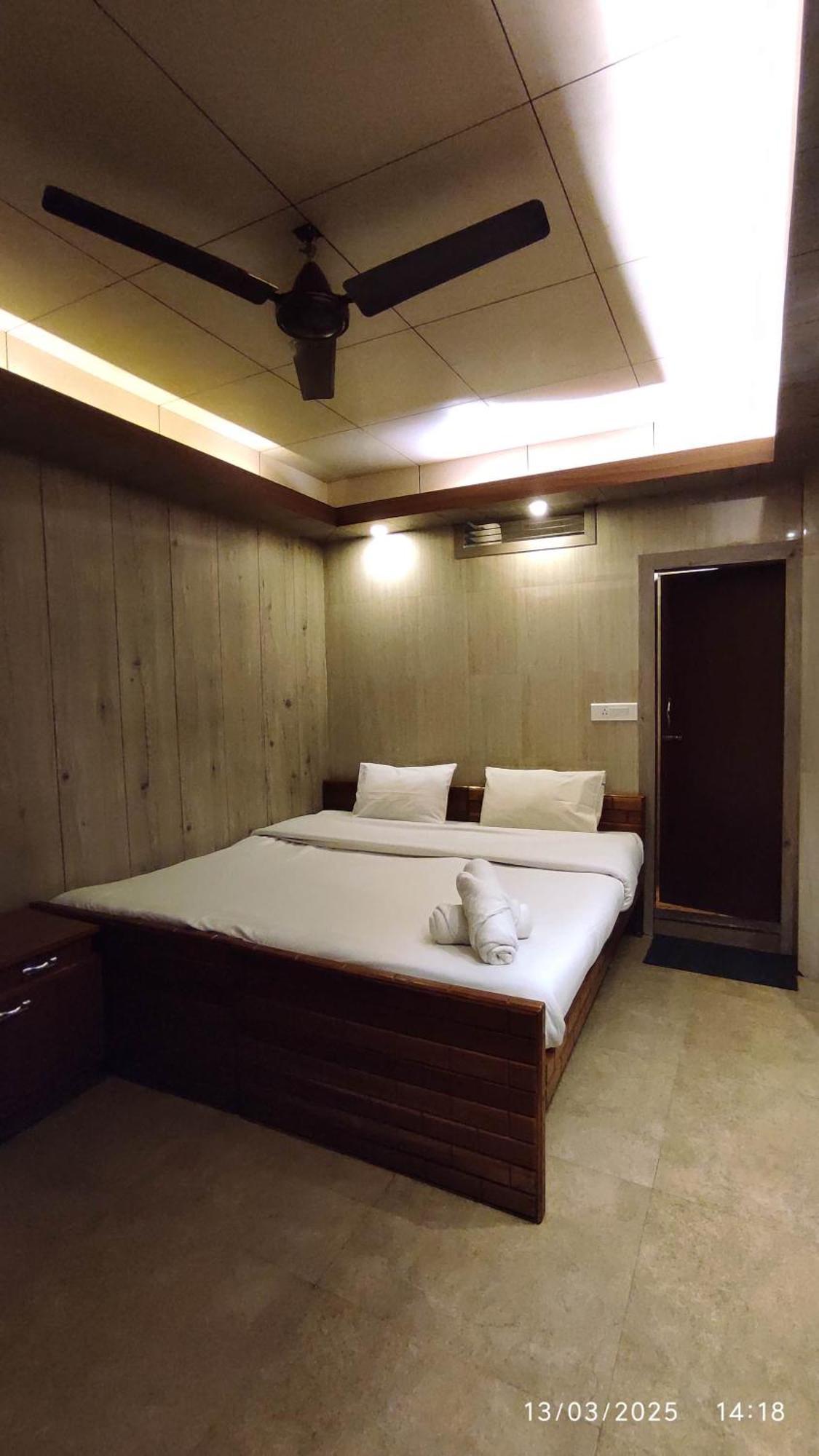Baba Tourist Lodge Шиллонг Экстерьер фото