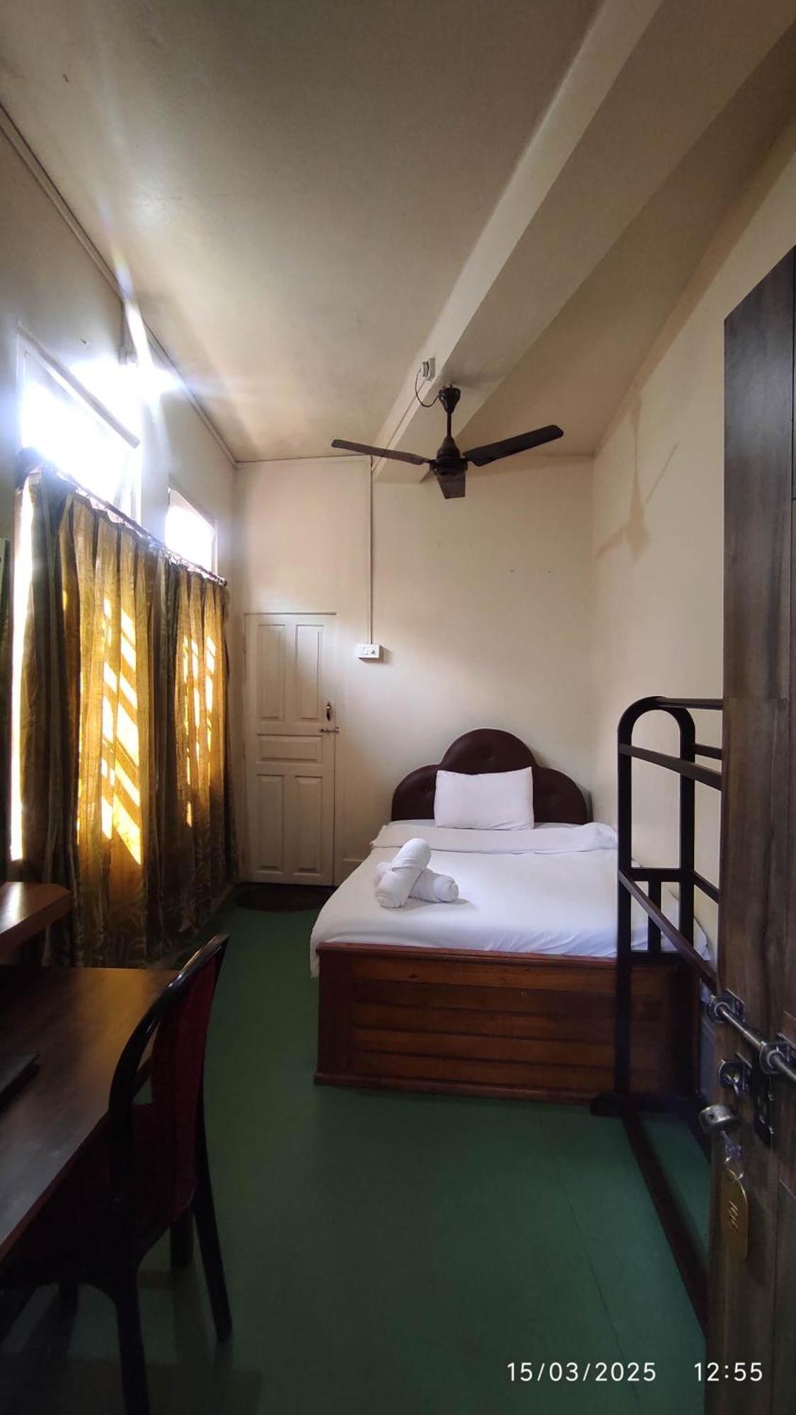 Baba Tourist Lodge Шиллонг Экстерьер фото